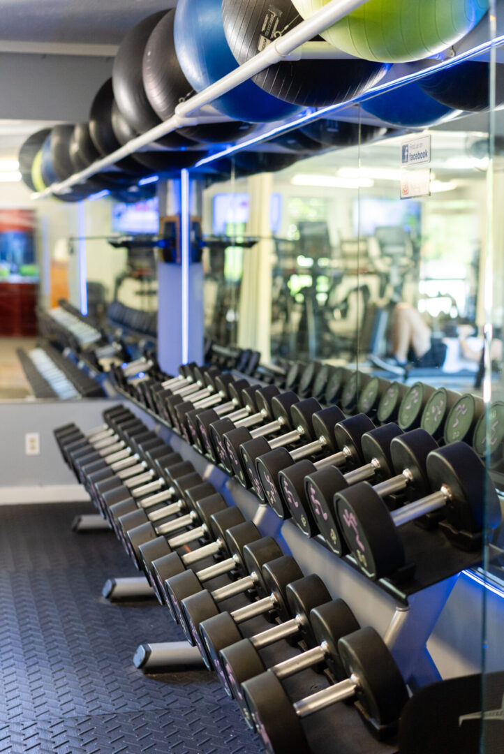 A gym with many rows of seats and mirrors