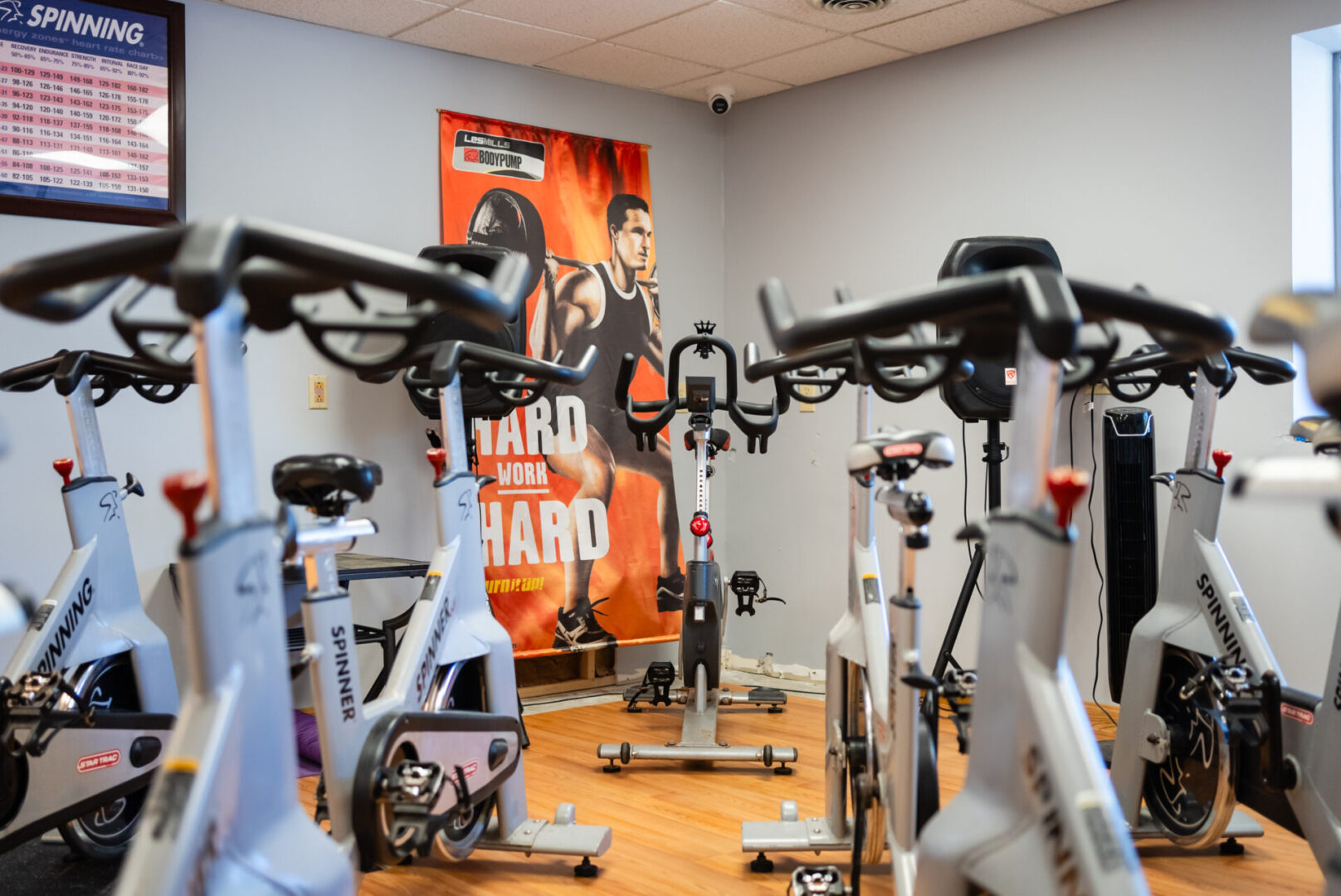 A room filled with lots of stationary bikes.